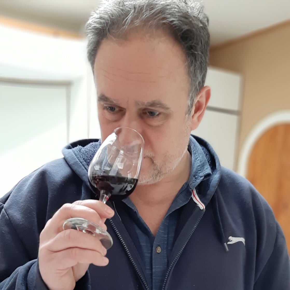 Ludo, caviste passionné à Liège, dégustant un vin